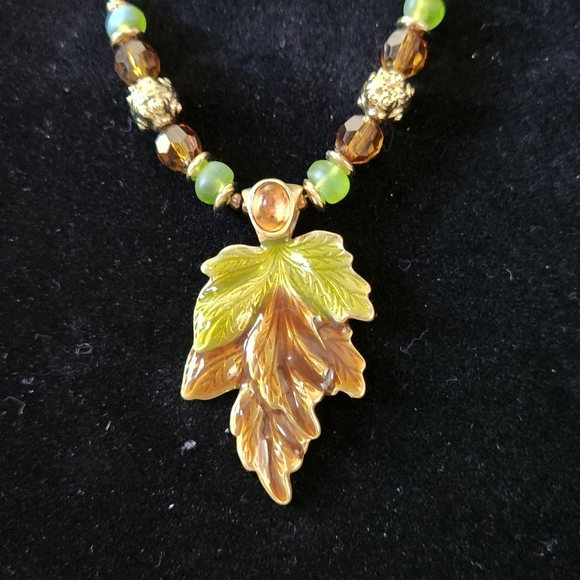 Elegant Gold and Green Leaf Pendant 16" Necklace NWT - Picture 3 of 4